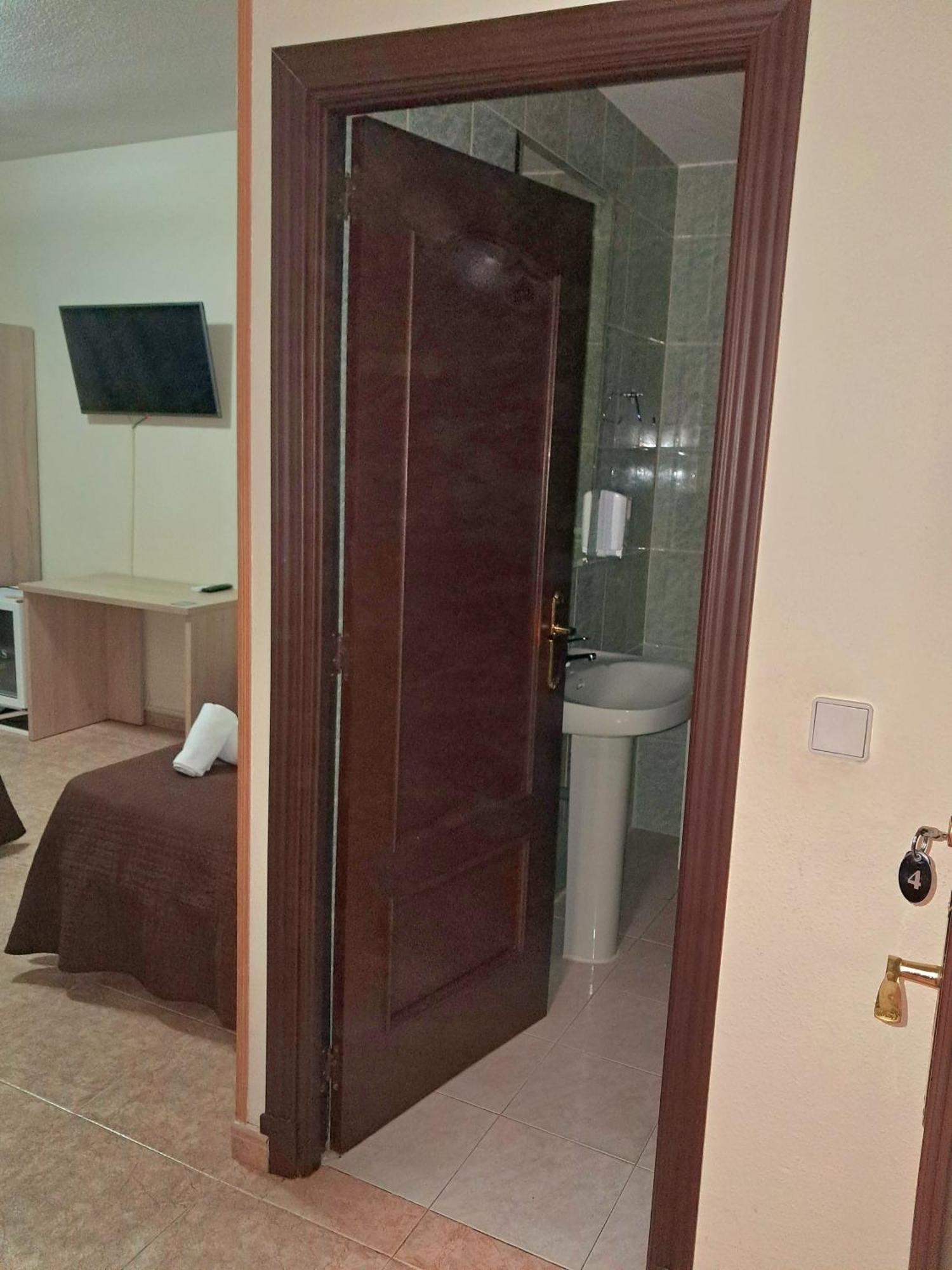 Hostal Dona Maria Valdemoro Exterior foto
