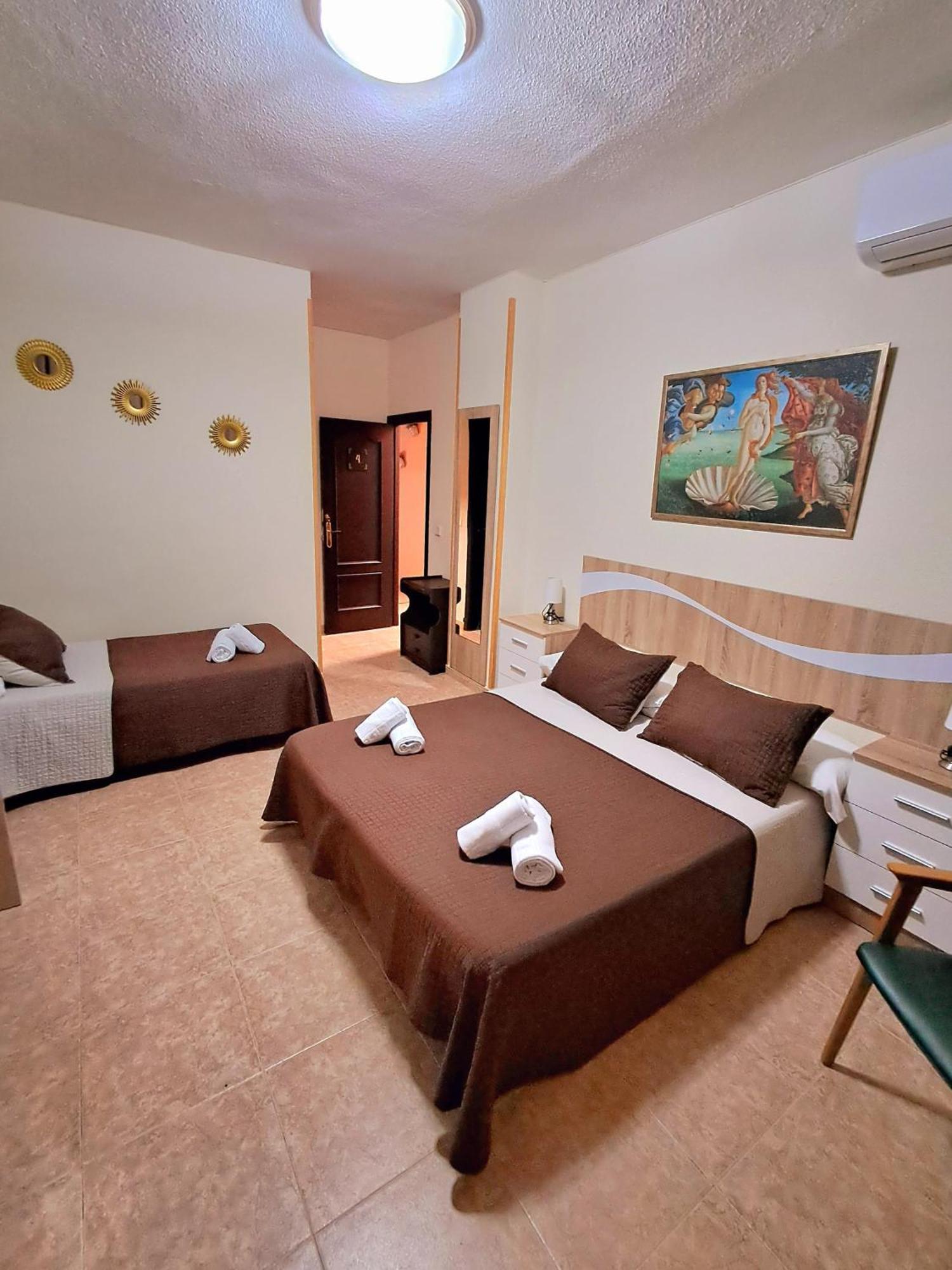 Hostal Dona Maria Valdemoro Exterior foto