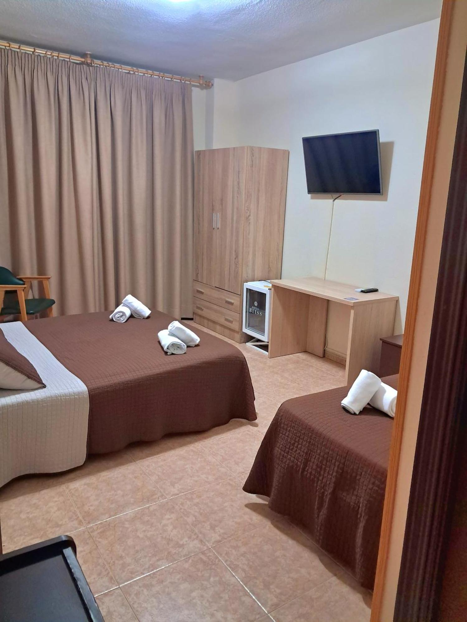 Hostal Dona Maria Valdemoro Exterior foto